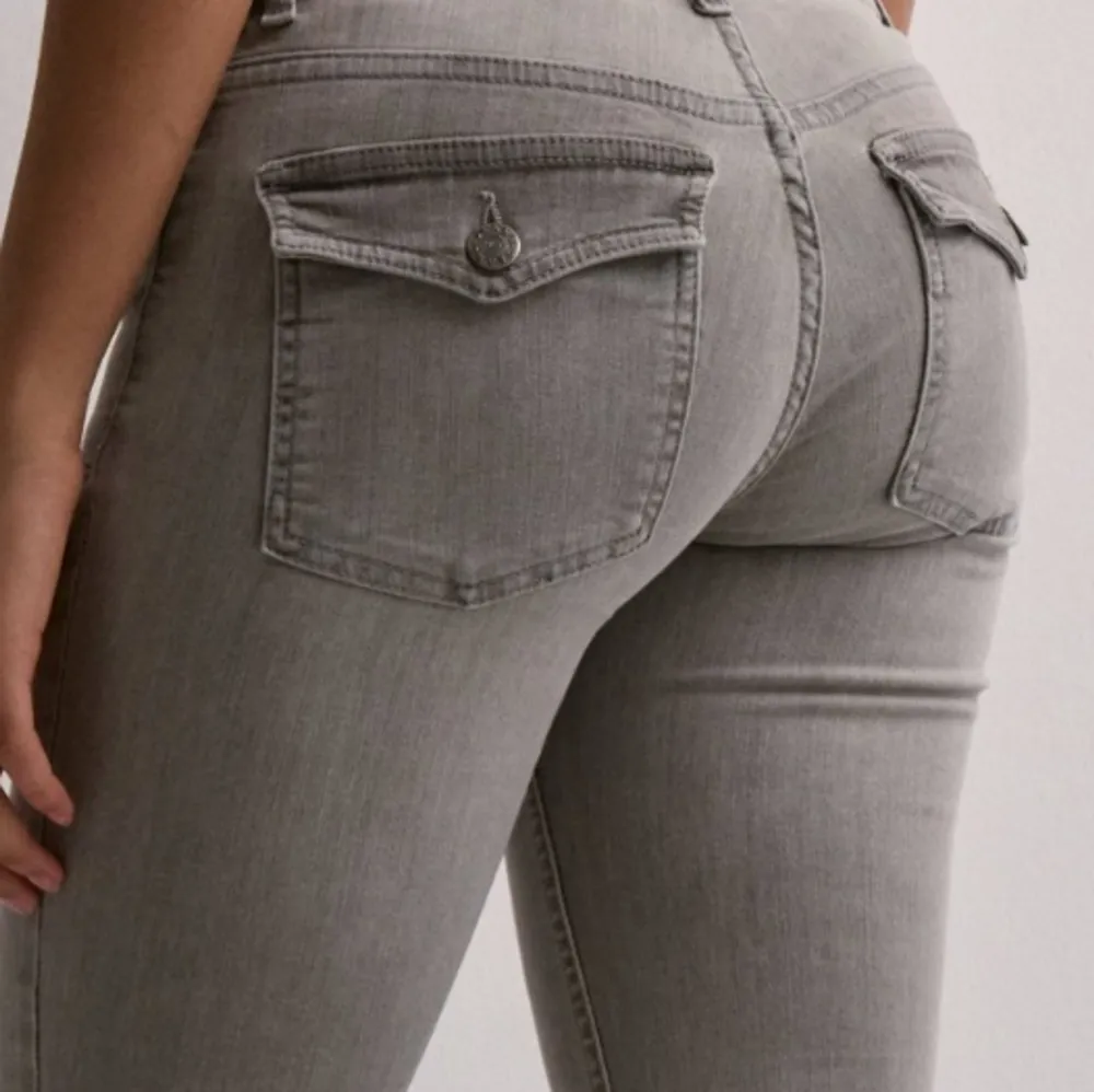 Hej dessa jeans är splitter nya har ej använt dom jag köpte en storlek för liten och har slängt bort paket boxen så tänkte sälja dom här i stället dom är i storlek 38. Jeans & Byxor.