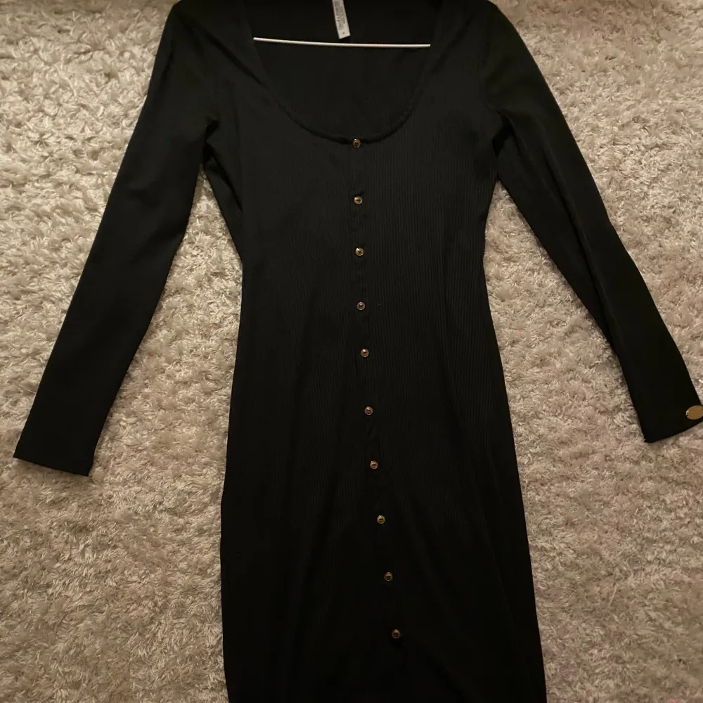 Supersnygg klänning från Chiara Forthi😍 Söta knappar o detaljer med ett litet slit Använd men inga synliga fel Längd: 97cm . Klänningar.