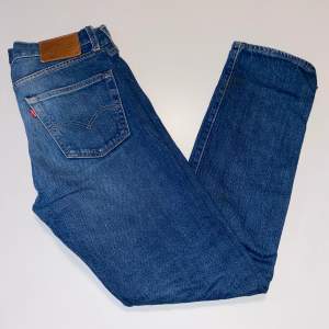 Ett par fräscha Levis jeans, använder inte längre så vill få ut dom ur garderoben.