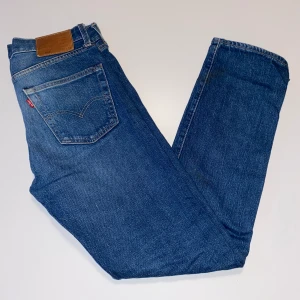 Levis jeans - Ett par fräscha Levis jeans, använder inte längre så vill få ut dom ur garderoben.