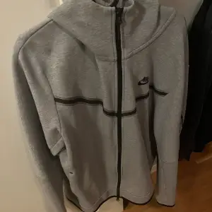 En Nike tech fleece i bra skick, storlek medium. Pris går att diskutera vid snabb affär.