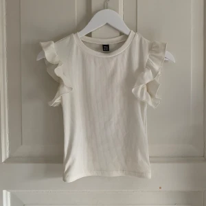 Vit topp🤍 - Super söt topp/t-shirt som tyvär är förliten. Köpt frpn shein men är i bra kvalitet inte så genomskinlig skulle jag säga🤍
