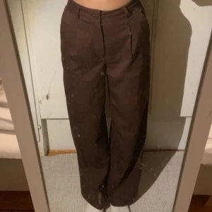 Kostymbyxor - Säljer dessa högmidjade kostymbyxor i storlek 34 från H&M. Har använt de ganska många gånger men de är väl omhändertagna och i bra skick. Säljer de nu pga att jag inte använder de längre. Är 172 för referens.