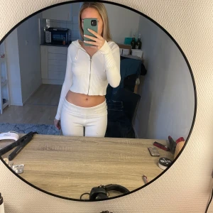 Mjukis sätt - Säljer detta trendiga sättet! Både tröja och byxor, Storlek xs💗