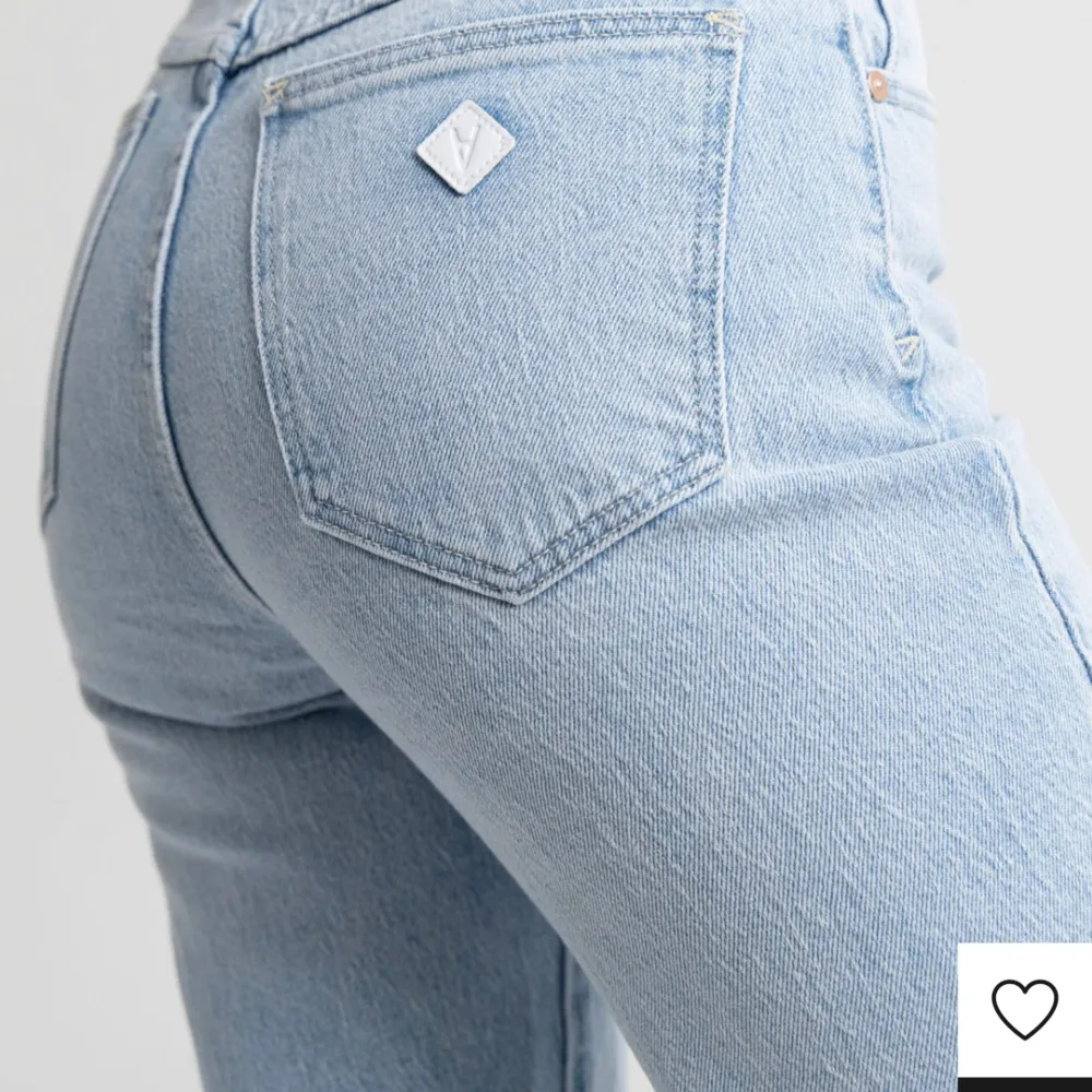 Abrand jeans (a Carrie Jean) stl W32/W32 (L) passar mig i längden (170), helt nya, prislapp kvar. Ordinariepris 999kr.. Jeans & Byxor.