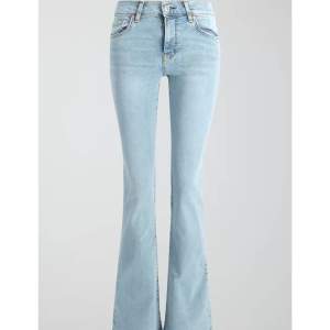 Low waist bootcut jeans från Gina tricot i regular, storlek 38, men passar även 36! Säljs då jag inte använder de, så ungefär som nya🫶🏻