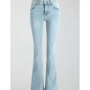 Low waist bootcut jeans från Gina tricot i regular, storlek 38, men passar även 36! Säljs då jag inte använder de, så ungefär som nya🫶🏻