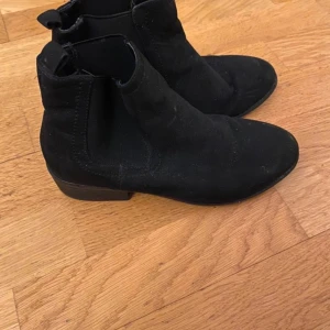 Svarta boots  - Dem är ganska använda men är ändå i fint skick. Ankellånga svarta boots 
