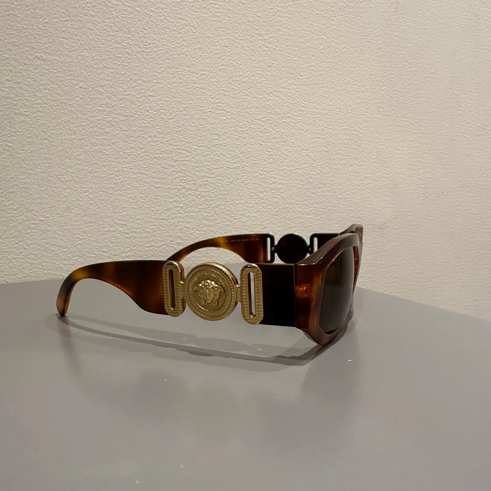 Versace VE4361 glasögon i felfritt skick. Säljs med fodral samt originalförpackning om det önskas. Kom gärna med bud.. Accessoarer.