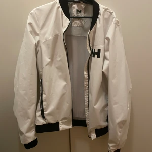 Vindjacka - Supersnyggg vindjacka som jag köpte till min storebror men den va tyvär för liten. Står storlek L men skulle mer säga s/m!!