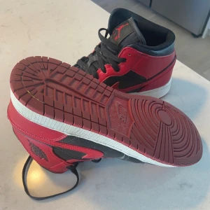 Air Jordan Mid 1  - jättebra skick endast använda ett fåtal gånger!💕köpta för 1330kr