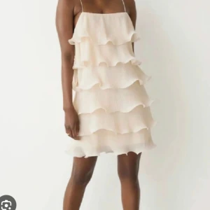 Volangklänning - Säljer denna fina volangklänning från other stories. Har bara använt den 1 gång.