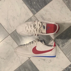 Nike cortez forest gump - Super snygga sneakers från nike! Modellen är Nike Cortez Forest Gump Köpta från Vinted men vädigt bra skick, tyvär alldeles för små för mig.