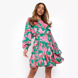 Blommig klänning - Aldrig använd! Från Boohoo.