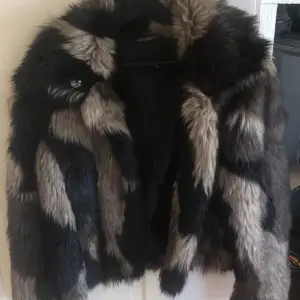 Supernice faux fur jacka från bikbok. Sparsamt använd och i fint skick! Passar xs-m skulle jag säga☺️