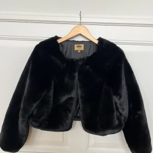 Svart pälsjacka  - Svart kort pälsjacka i toppenskick. Storlek S & M🤍