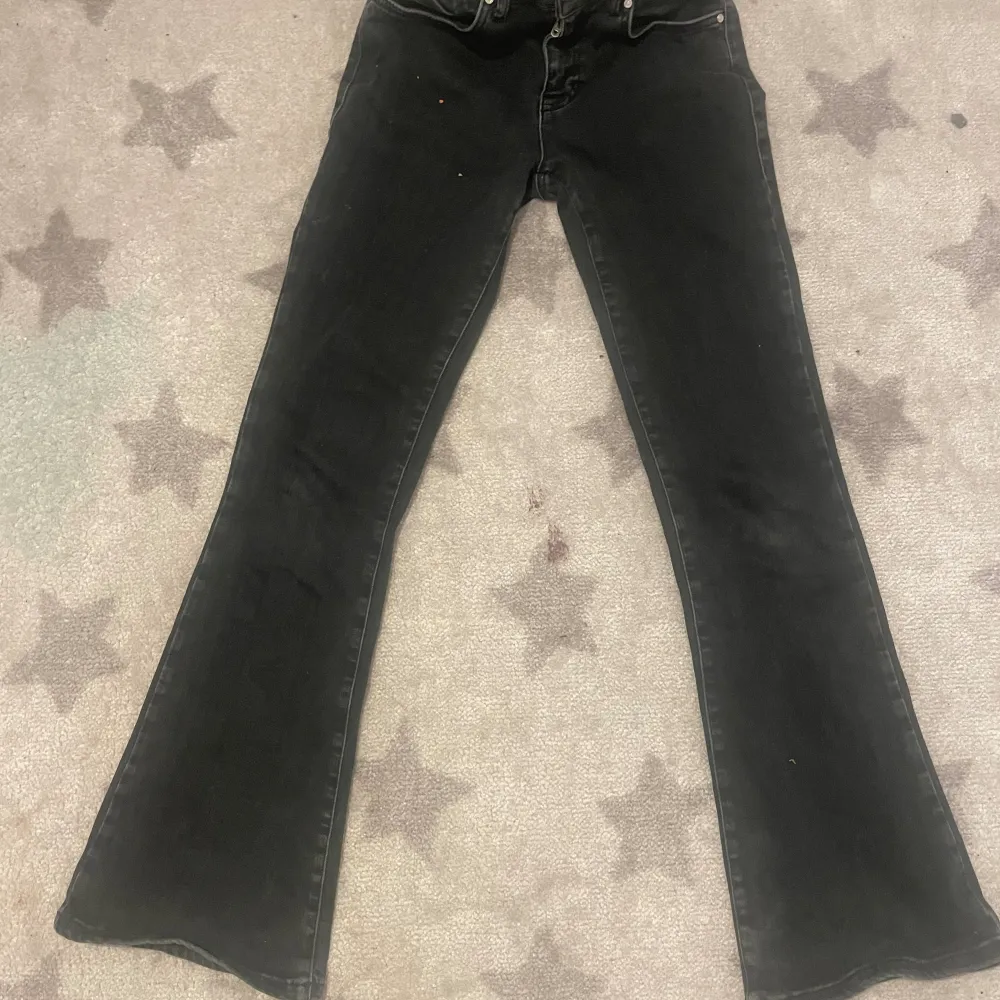 Sjukt snygga svarta flares från bikbok, det står low waist på men den är mer mid waist tycker jag, ganska använd men ändå har it riktigt några skador, fråga för fler bilder 💛. Jeans & Byxor.