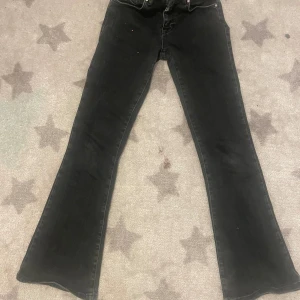 Svarta flare jeans - Sjukt snygga svarta flares från bikbok, det står low waist på men den är mer mid waist tycker jag, ganska använd men ändå har it riktigt några skador, fråga för fler bilder 💛