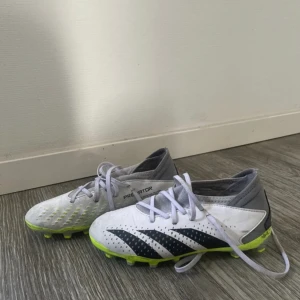 Fotbollsskor adidas - Nyligen köpta men använda en del gånger. 