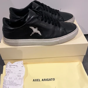 Arigato skor - Hej jag säljer mina arigato skor som Kaj bara andvändt vid fina tillfällen då inte mycket andvända alls. Skick: 8/10 Du får med box och påse på köpet!