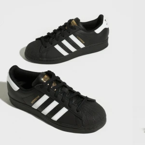 Adidas superstars - Säljer dessa adidas skorna då dom inte används, bra skick knappt använda bara legat i garderoben, storlek 38 2/3, säljer för 400kr + frakt eller lägg ett prisförslag🙏🏼