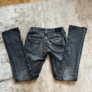 True religion jeans, strl 26(går att dra åt i midjan), lågmidjade, modellen är bootcut. Säljer eftersom de inte är min stil längre. Först till kvarn🩷 Säljer även fler liknade jeans! 
