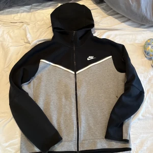 Nike tech fleece  - Köpte den för några månader sen. Inga täcken på användning. Priset kan diskuteras. 