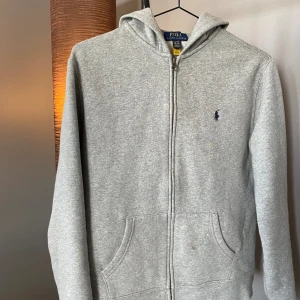 Polo Ralph Lauren Zip Hoodie  - Fin Ralph Lauren hoodie i storlek S Skick 7/10. 