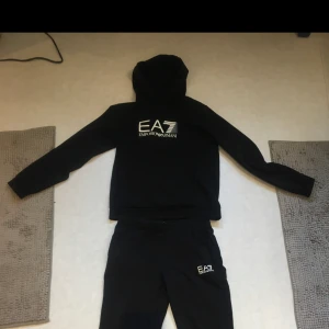 Ea7 set - Har växt ur mitt Emporio Armani set. Väldigt skön och snygg. Den är i bra skick. Inga skador. Passar från 158-170. Är du 170 så är den på gränsen att vara för liten