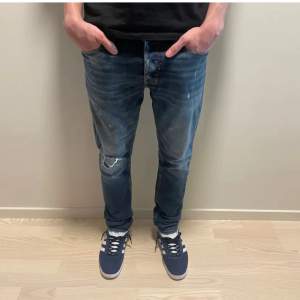 Säljer dessa diesel jeans i slimfit, väldigt bra skick. Nypris 1500kr och modellen på bilden är ungefär 180cm och väger ca 70kg. Lånade bilder!