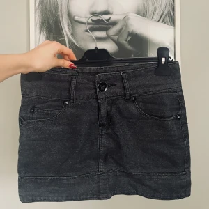 Supercool lågmidjad jeanskjol - Jättefin jeanskjol i bra skick. Verkligen y2k/90s vibe!