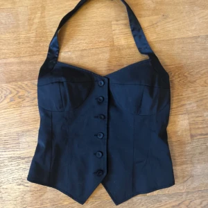 Kostymväst  - Kostymväst 🖤 sitter figursytt då den är insydd på sidorna 🖤