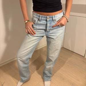 Skitsnygga lowwaist straight jeans från Zara i storlek 36! Knappt använda! Pris kan diskuteras💓