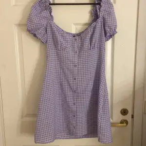 En lila klänning från H&M i storlek 42. Den är i nyskick och oanvänd 
