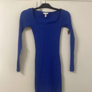 Säljer denna klänningen för att den passar inte mig!!❤️ säljer den för 100kr