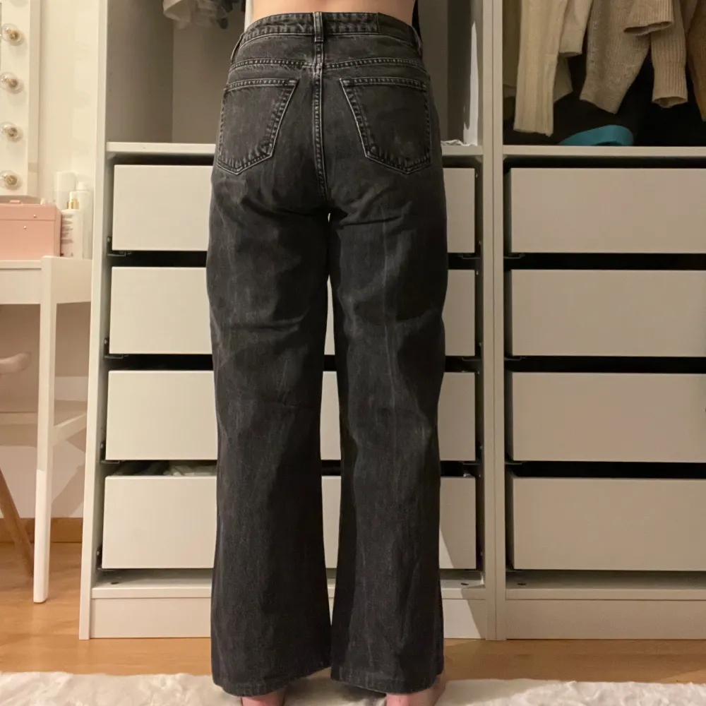 Svarta jeans från Lager 157 i storlek M. De har en vit fläck på ena bakfickan, annars i fint skick. Kontakta vid intresse eller funderingar!❤️. Jeans & Byxor.