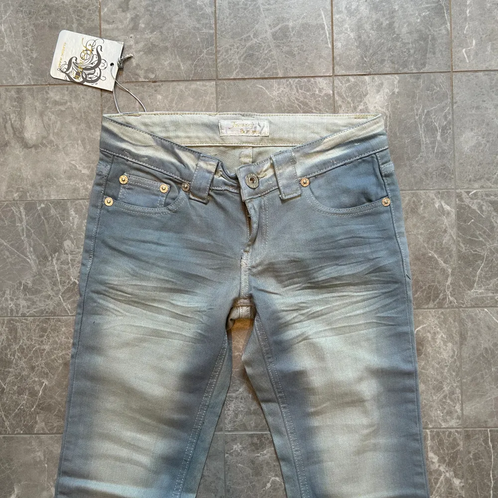 Jätte coola och unika jeans som tyvärr är försmå (har ingen bild med de på)  Midjemått: 37cm Innerbenslängd: 80cm. Jeans & Byxor.