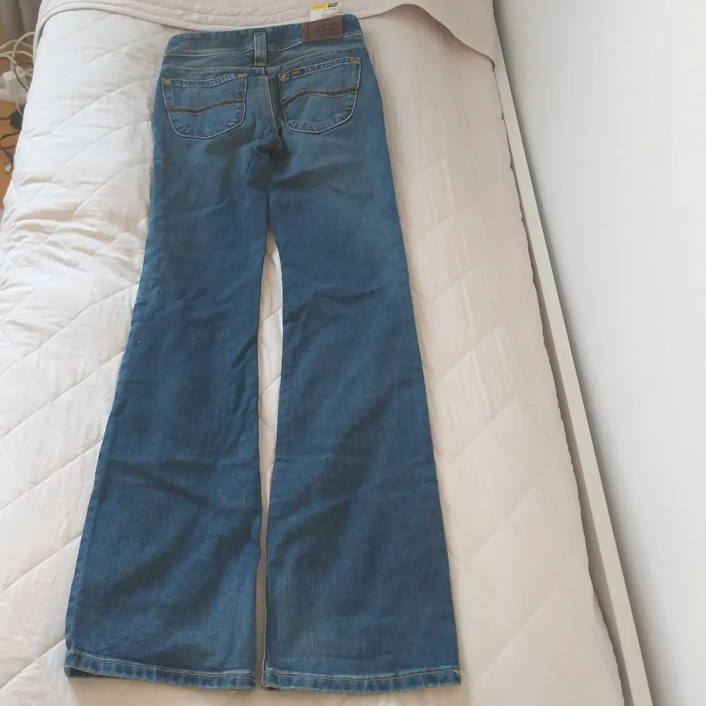 Säljer dessa lågmidjade jeans då de inte passade mig. Bara att skriva om du har några funderingar💕. Jeans & Byxor.