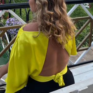 Neon tröja - Öppen tröja baktill från Zara