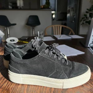 Arigato skor - Säljer dessa superfina arigatos i storlek 38 då dem tyvärr inte kommer till användning. Fortfarande i väldigt fint skick. Säljer dem för 850kr💗 Hör av er vid frågor, köparen står för frakten!