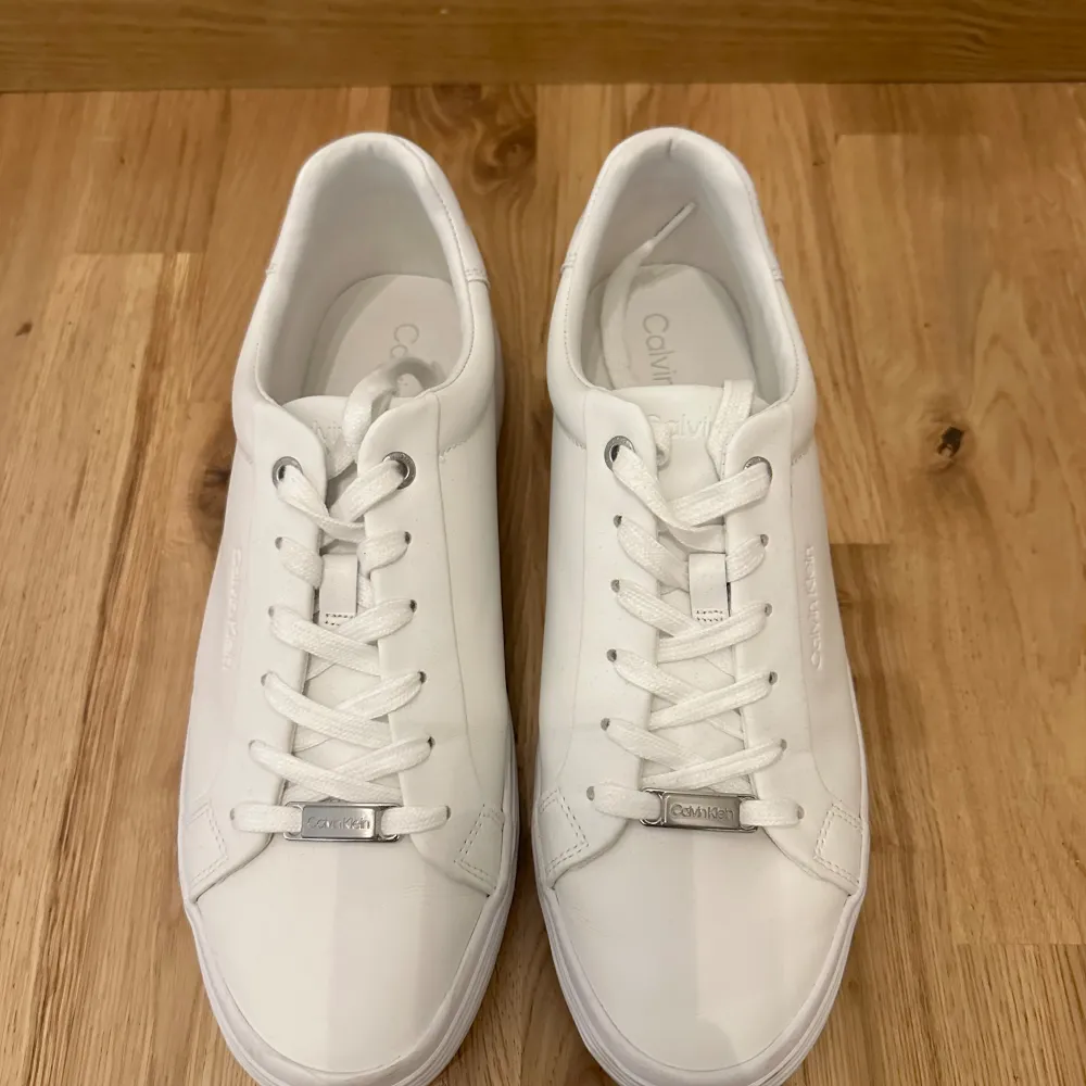 Vita Calvin Klein sneakers i storlek 41. Använda ytterst fåtal gånger. Skor.