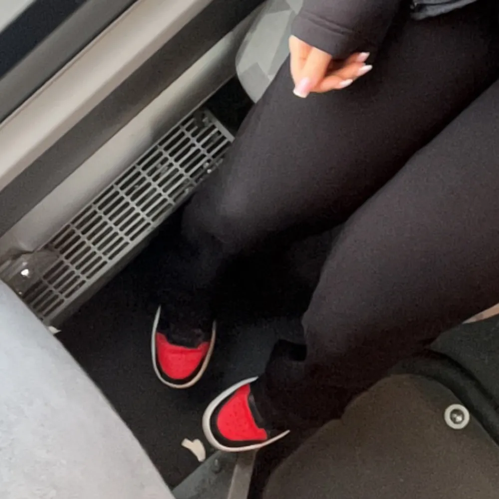 Säljer mina jätte snygga svart röda dunks använt va 5 ggr men är i bra skick.. Kengät.