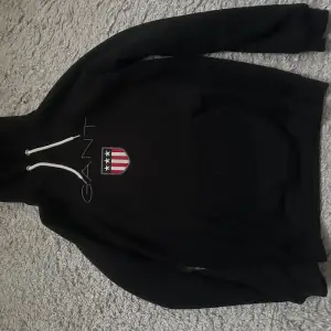 Svart hoodie från gant använt fåtal gånger i storlek M