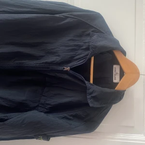 Stone Island overshirt - En väldigt varsamt använd stone Island overshirt. Äkta, finns inget kvitto kvar men går att scanna. Nypris runt 4000-5000. Extremt snygg och passar perfekt nu till våren. Skick 9/10, har ett extremt litet hål på underarmen, syns ej vid användning-DM 