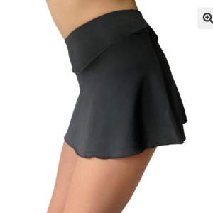 En kjol med inbyggda shorts Använd fåtal gånger  Köpte från Cheerup 