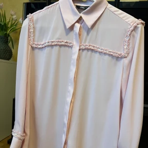 Ljusrosa blus  - Fin ljusrosa blus från Zara, aldrig använd. Guldknappar på ärmarna samt en vid halsen. Storlek xs men är något längre i modellen. 