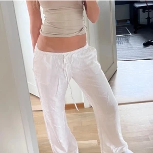helt nya linnebyxor från h&m  - lånade bilder! slutsålda i både butik och hemsidan, prislapp kvar!🩷 ge prisförslag nedan, har de även i svart i samma storlek samt med prislapp!