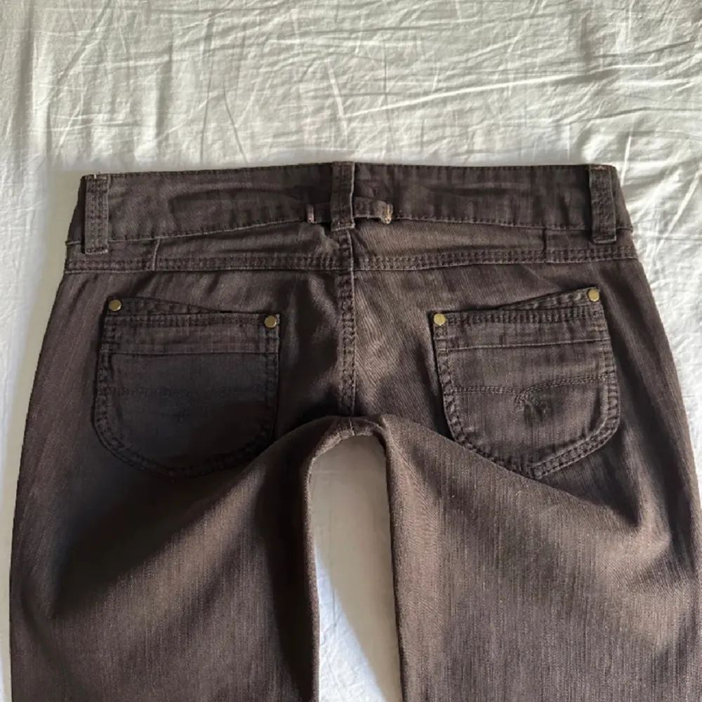 Fina vintage jeans, hör av dig för frågor 🙂 42cm midja  88cm Innerbenslängden . Jeans & Byxor.