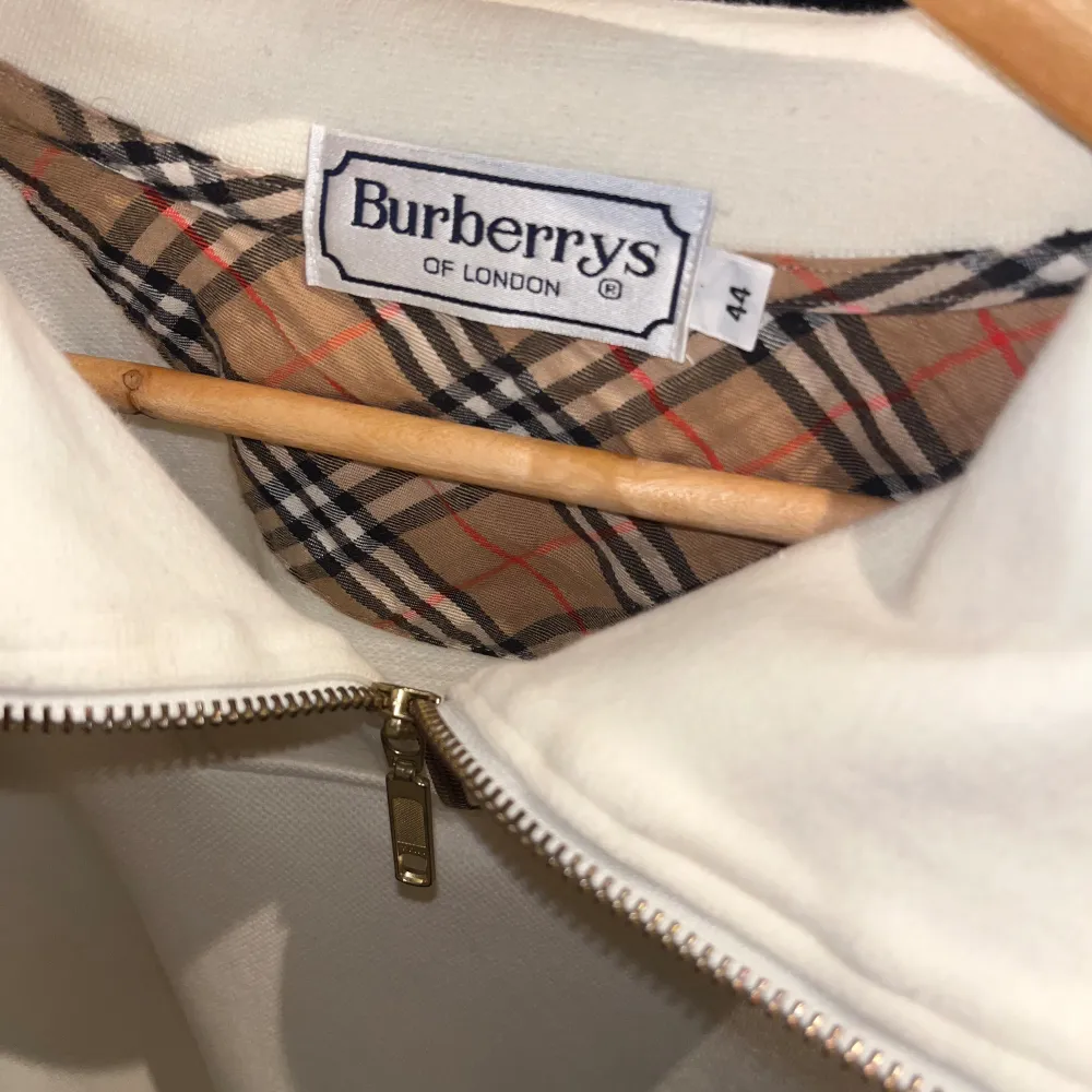 Burberry half zip tröja i färgen beige, storlek M. I skick 9/10 nästan aldrig använd. Köpt för 8000kr. Skriv gärna om ni är intresserade🤩. Hoodies.