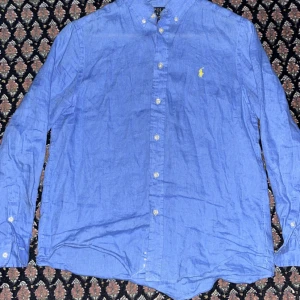 Polo ralph lauren skjorta - 14-16 år Köpt på kids brand store för 1095kr Kan diskutera pris vid snabb affär  